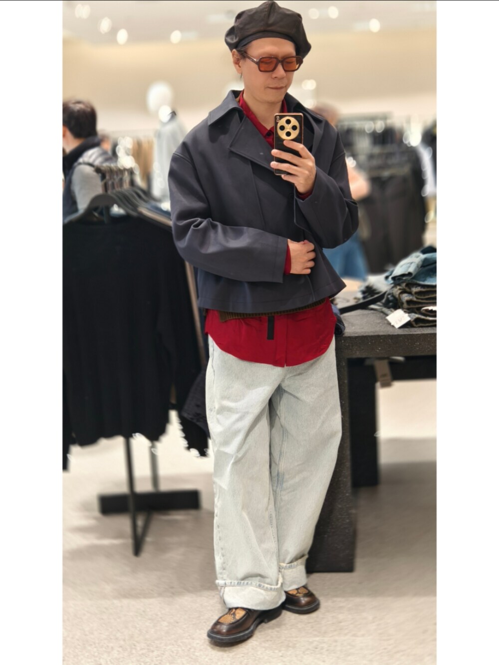 グレー系のジャケット/アウターを着用したメンズの冬コーディネートの2枚目の写真