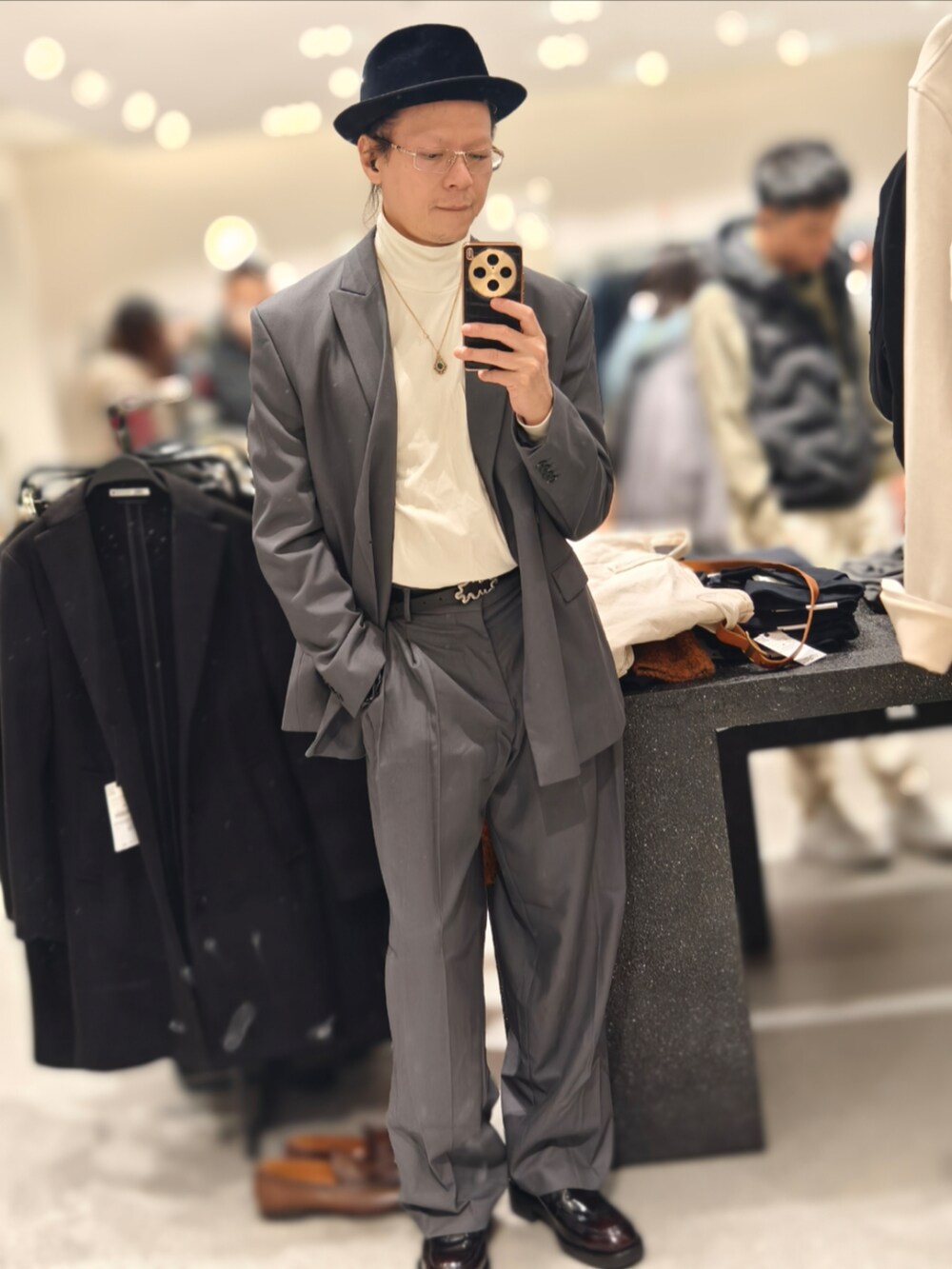 グレー系のスラックスを着用したメンズの冬コーディネートの2枚目の写真