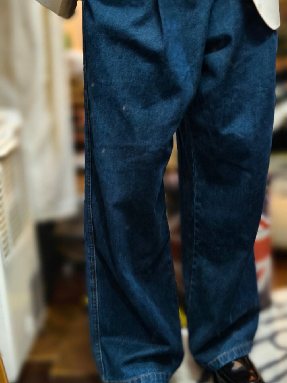 ブルー系のデニムパンツを着用したメンズの冬コーディネートの3枚目の写真