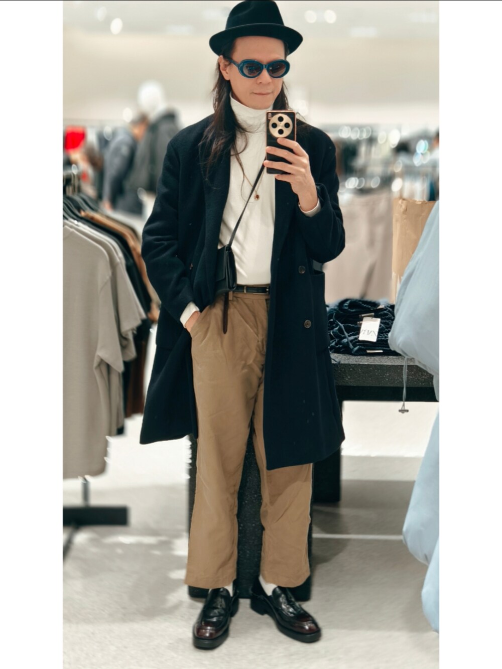 ブラック系のローファーを着用したメンズの冬コーディネートの3枚目の写真