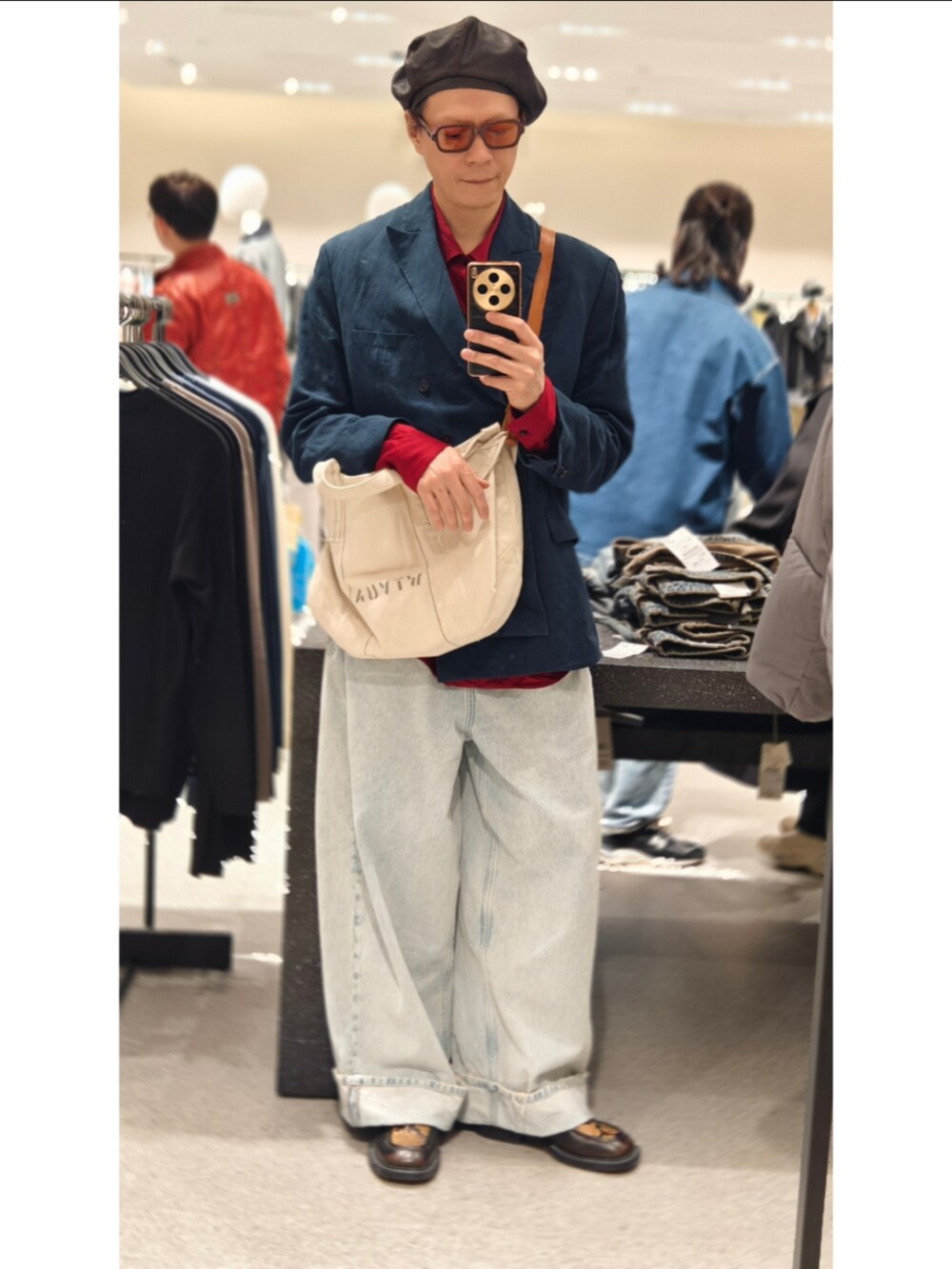 ブルー系のデニムパンツを着用したメンズの冬コーディネートの2枚目の写真