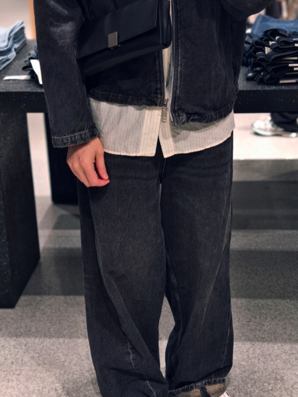 ブラック系のデニムジャケットを着用したメンズの秋コーディネートの3枚目の写真