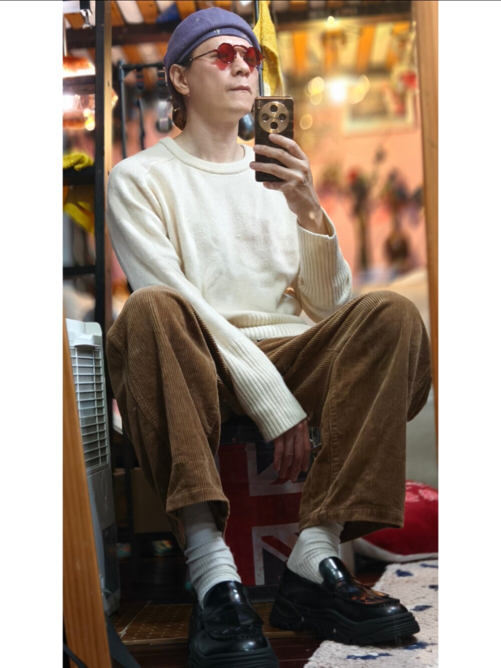 ブラウン系のチノパンツを着用したメンズの冬コーディネートの3枚目の写真