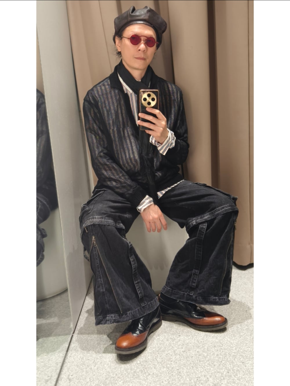 ブラック系のニット/セーターを着用したメンズの冬コーディネートの4枚目の写真