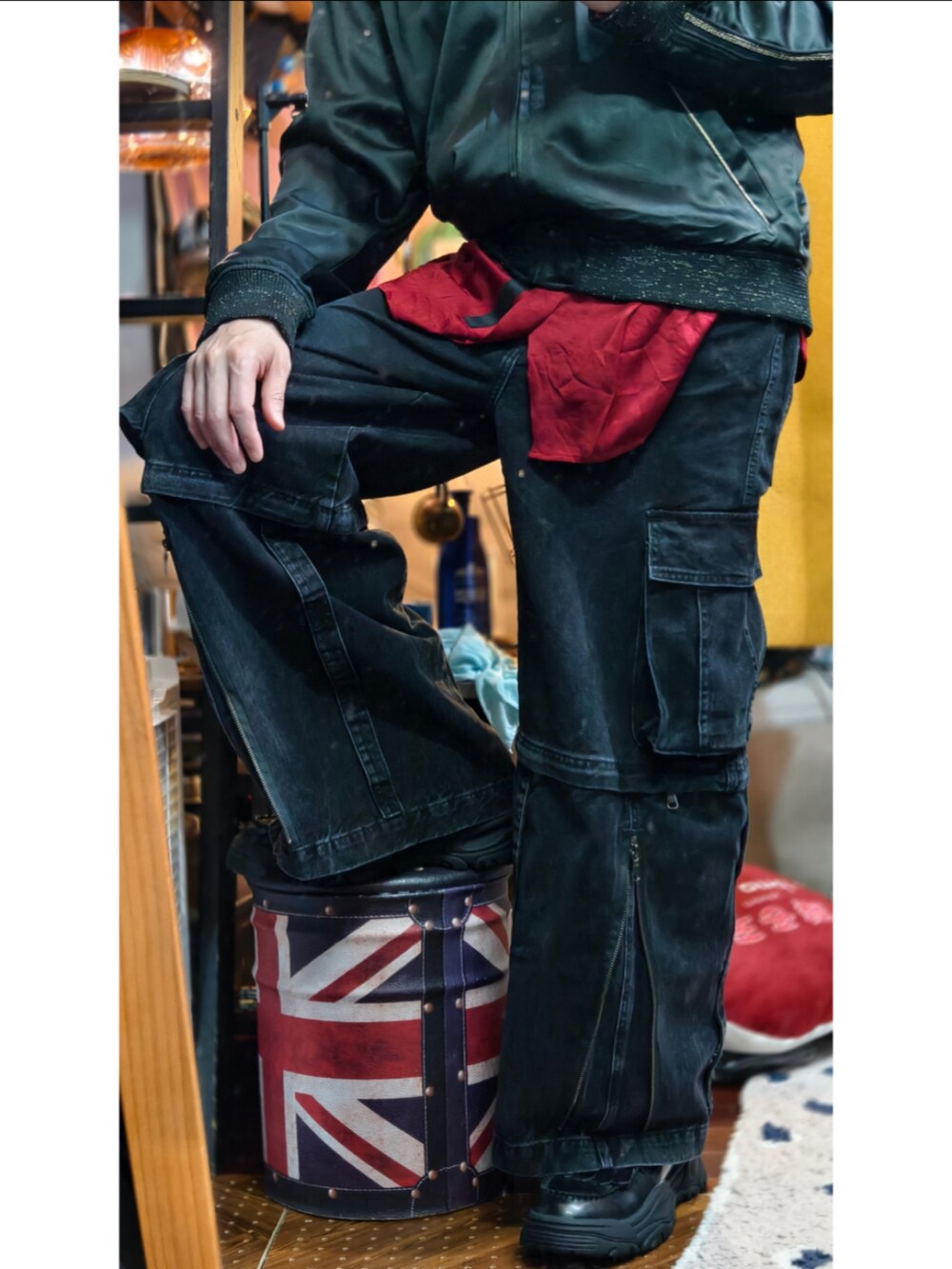 ブラック系のデニムパンツを着用したメンズの冬コーディネートの3枚目の写真