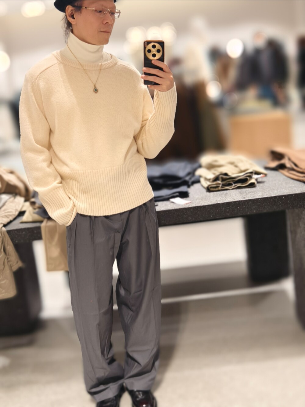 ベージュ系のニット/セーターを着用したメンズの冬コーディネートの2枚目の写真