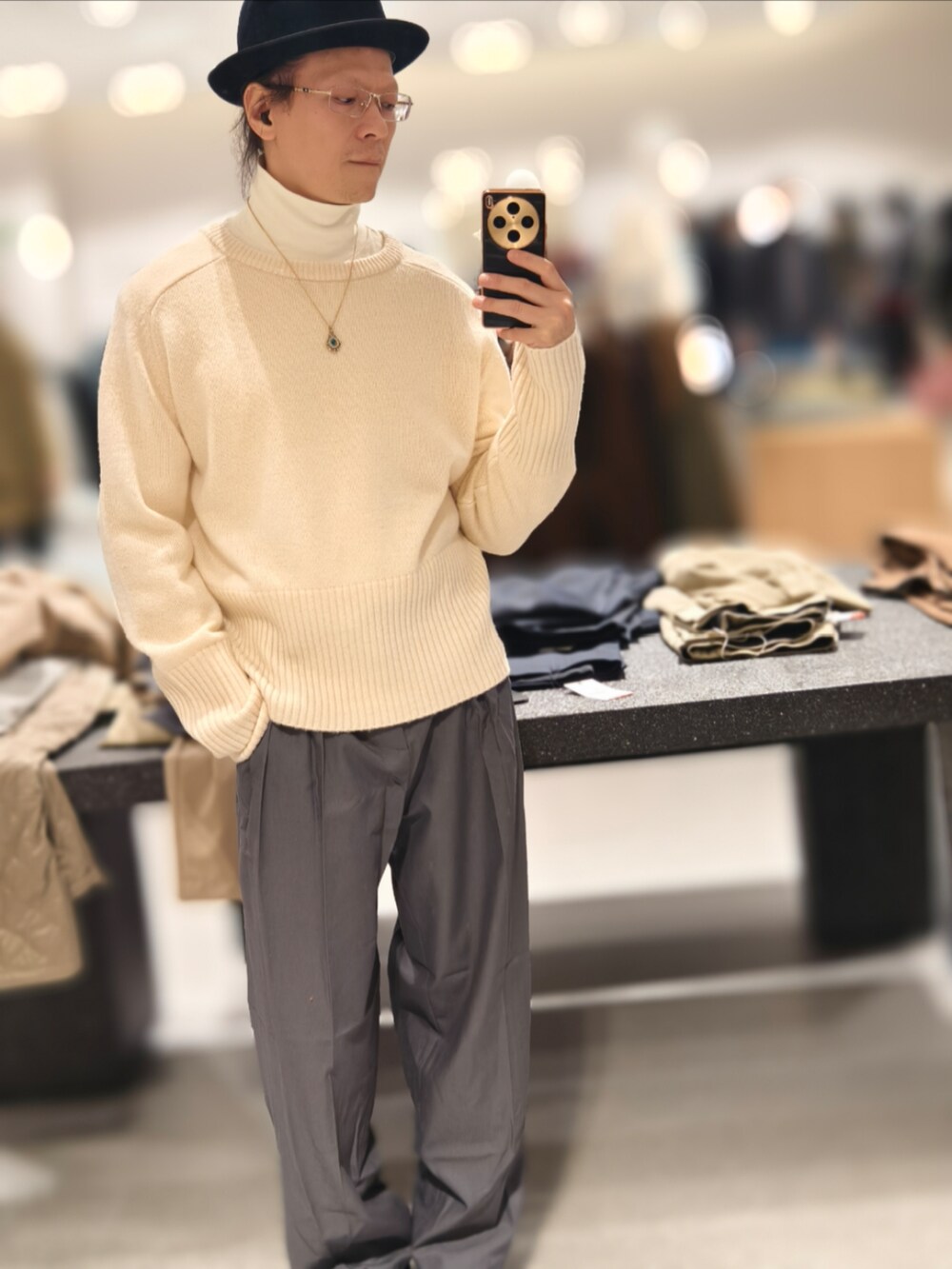 ベージュ系のニット/セーターを着用したメンズの冬コーディネートの4枚目の写真