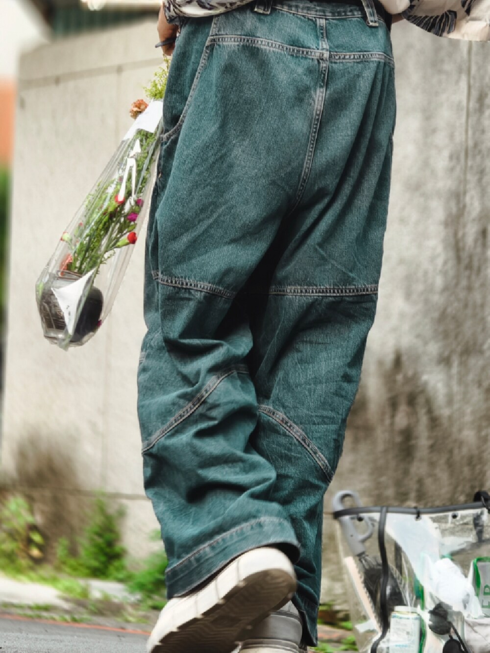 ホワイト系のシャツ/ブラウスを着用したメンズの春コーディネートの3枚目の写真