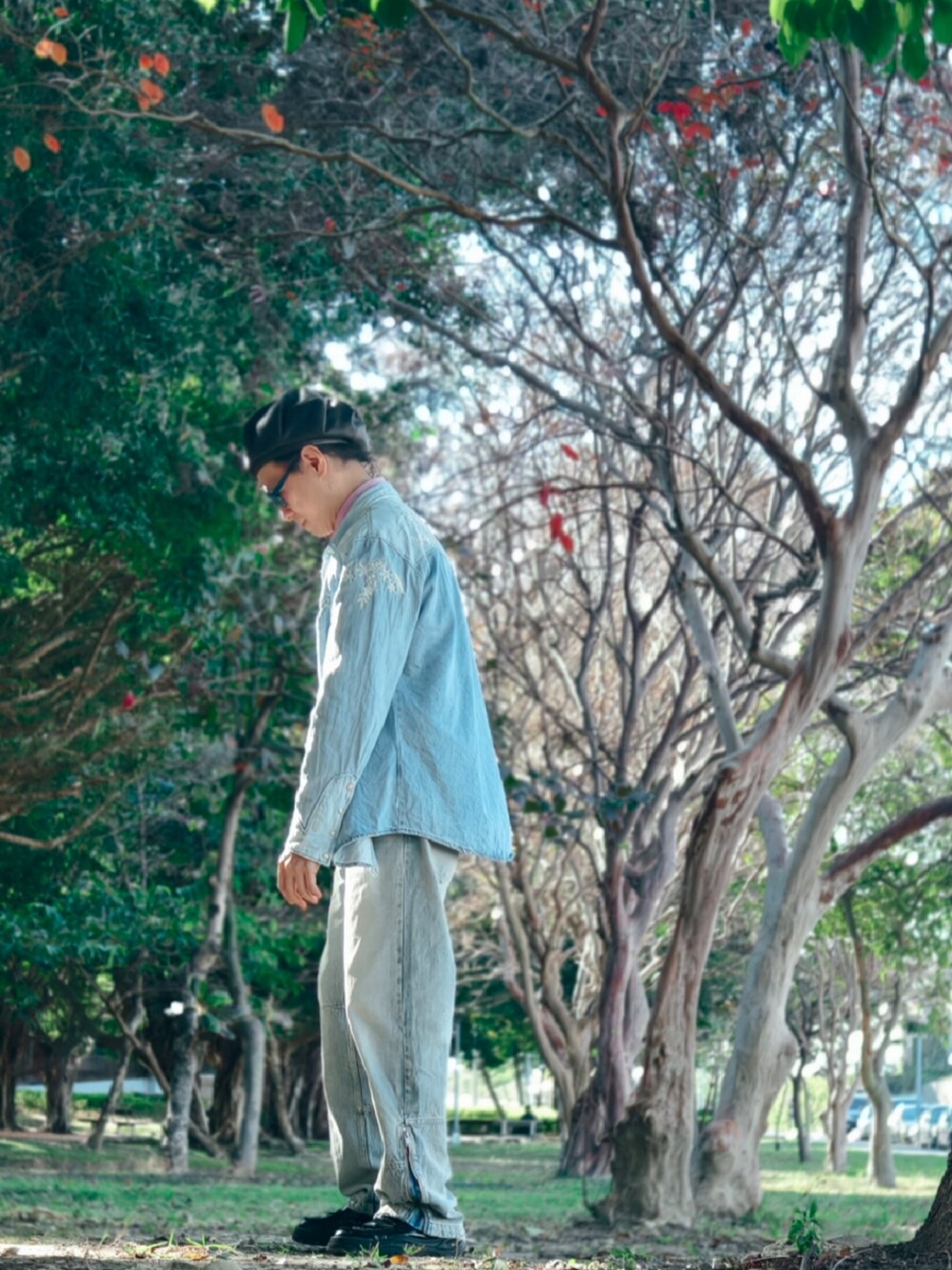 ブルー系のシャツ/ブラウスを着用したメンズの冬コーディネートの5枚目の写真