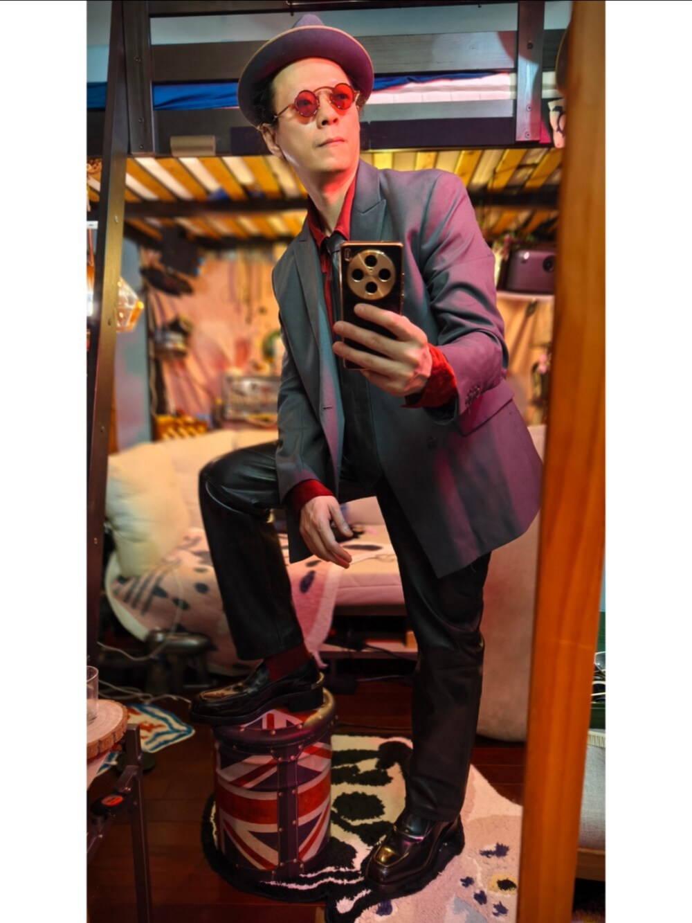 ブラック系のその他パンツを着用したメンズの冬コーディネートの3枚目の写真