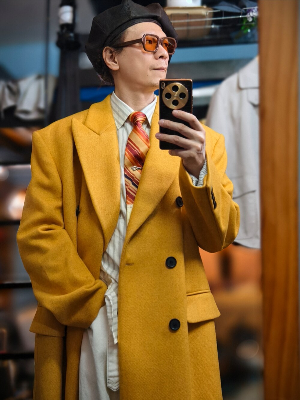 イエロー系のダッフルコートを着用したメンズの冬コーディネートの3枚目の写真