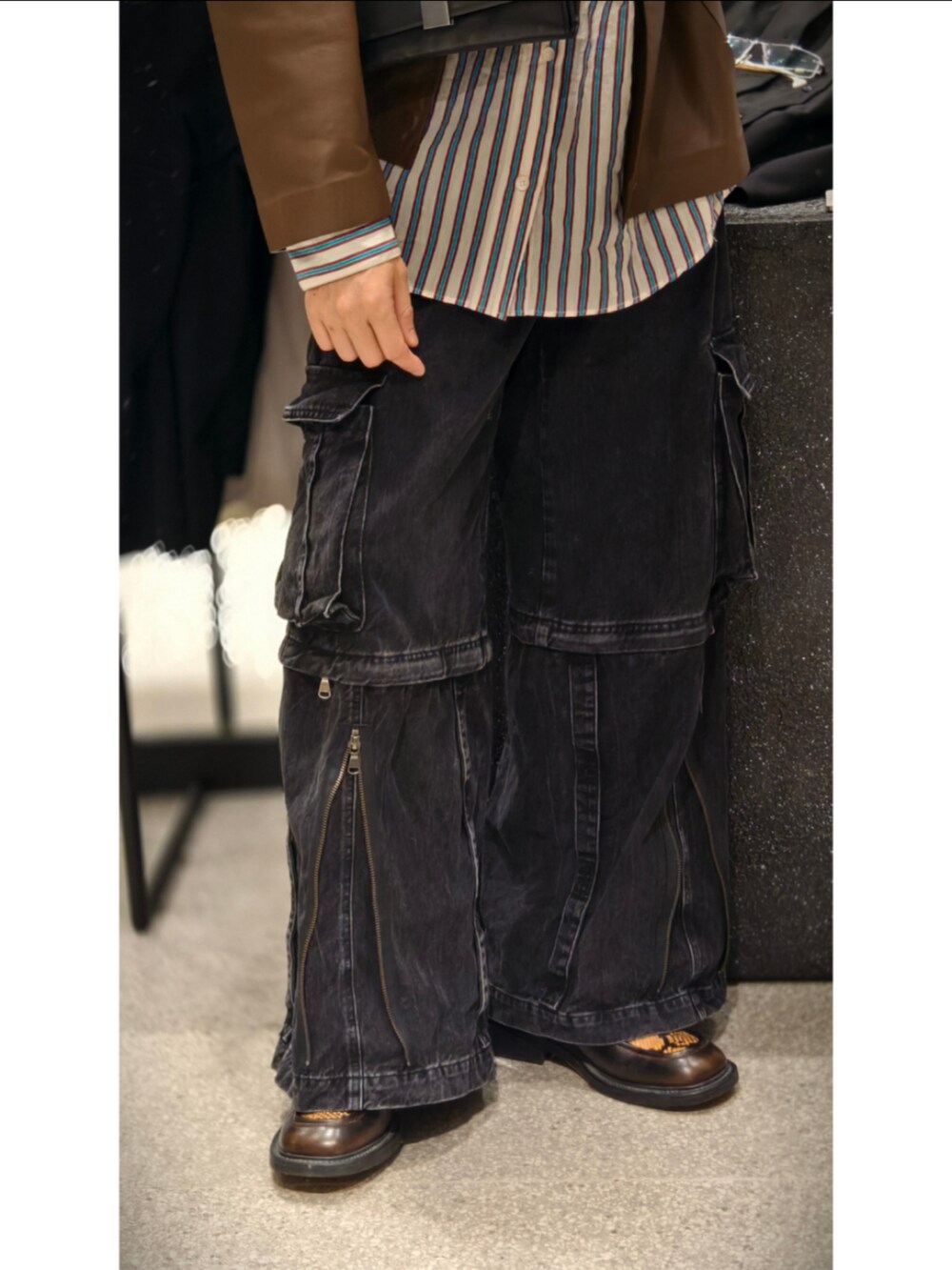 ブラウン系のノーカラージャケットを着用したメンズの春コーディネートの2枚目の写真