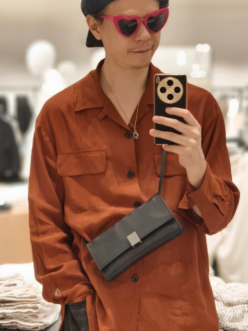 ブラック系のデニムパンツを着用したメンズの春コーディネートの3枚目の写真