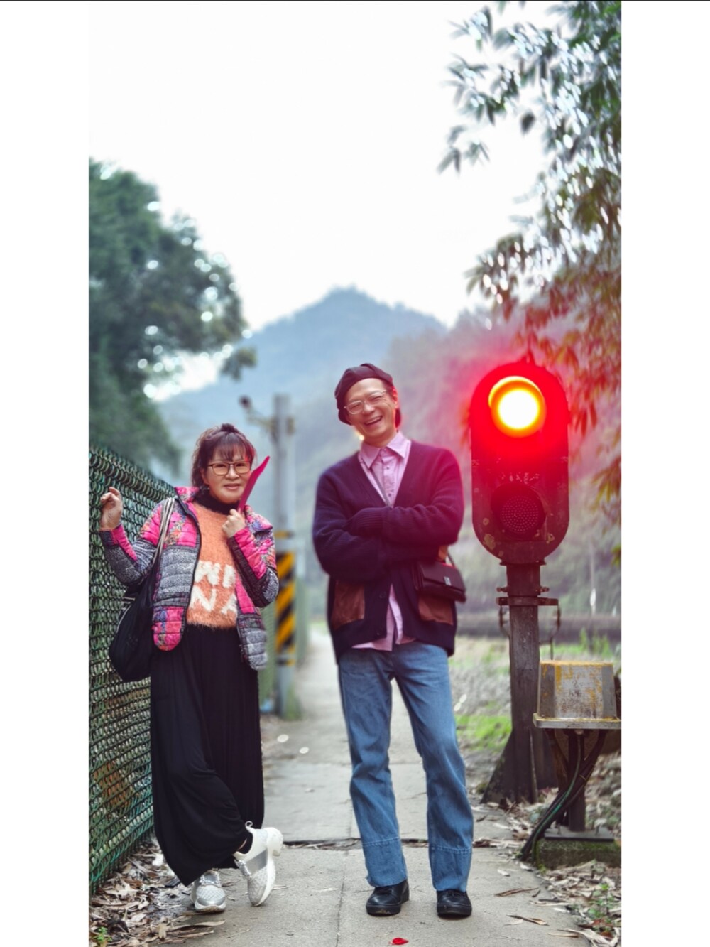 ブルー系のその他アウターを着用したメンズの冬コーディネートの2枚目の写真