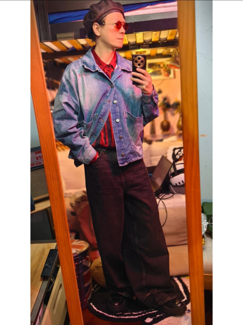 ブルー系のデニムジャケットを着用したメンズの春コーディネートの2枚目の写真