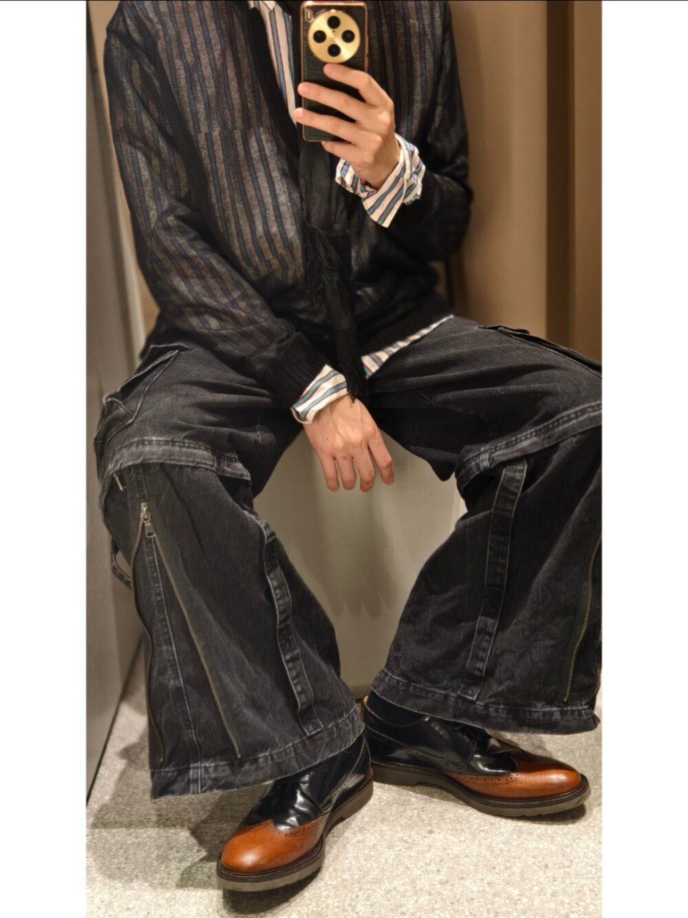 ブラック系のニット/セーターを着用したメンズの冬コーディネートの3枚目の写真