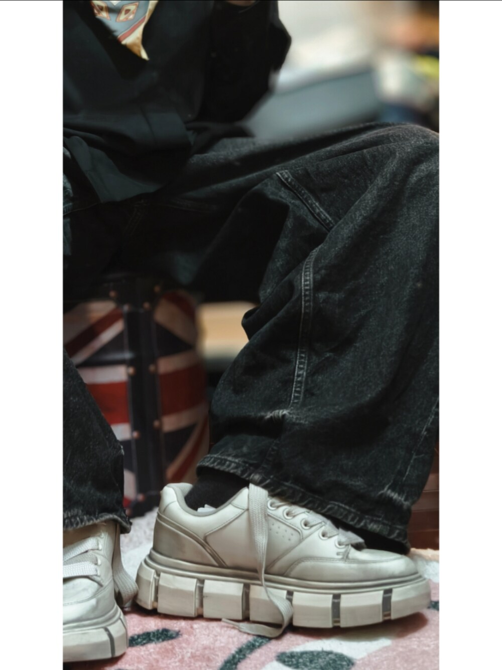 ベージュ系のスニーカーを着用したメンズの春コーディネートの3枚目の写真