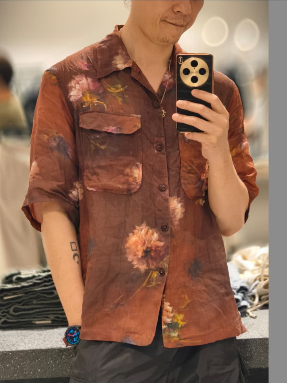 レッド系のシャツ/ブラウスを着用したメンズの夏コーディネートの3枚目の写真