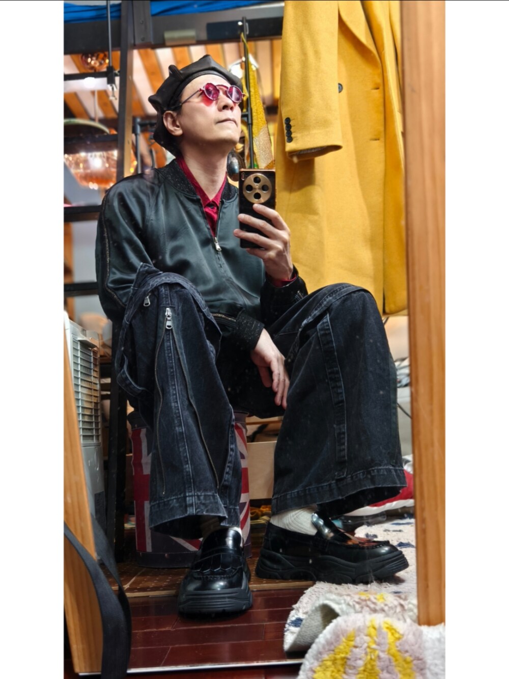 ブラック系のデニムパンツを着用したメンズの冬コーディネートの4枚目の写真