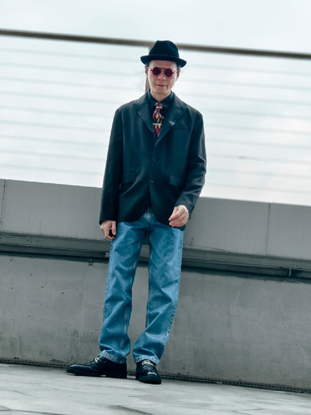 レッド系のメガネを着用したメンズの冬コーディネートの5枚目の写真