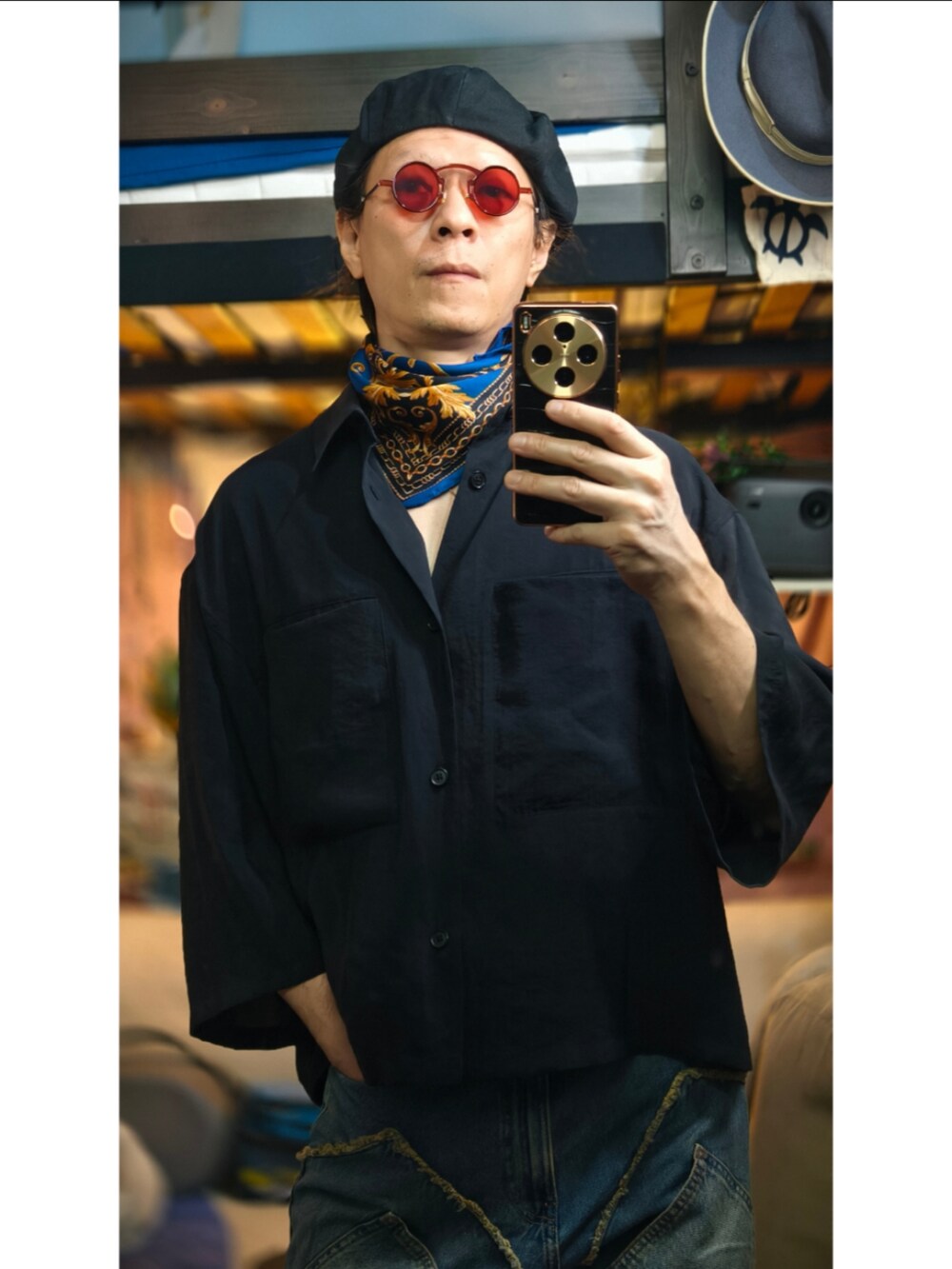 ブルー系のデニムパンツを着用したメンズの春コーディネートの4枚目の写真