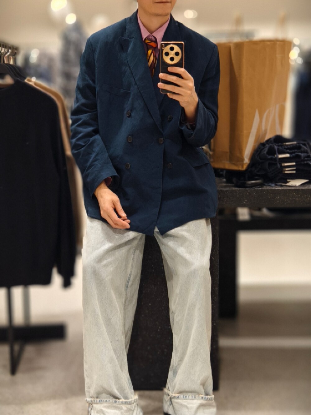 ブルー系のデニムパンツを着用したメンズの冬コーディネートの2枚目の写真