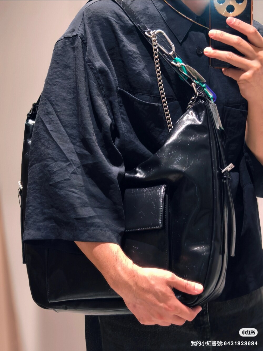 ブラック系のショルダーバッグを着用したメンズの秋コーディネートの3枚目の写真