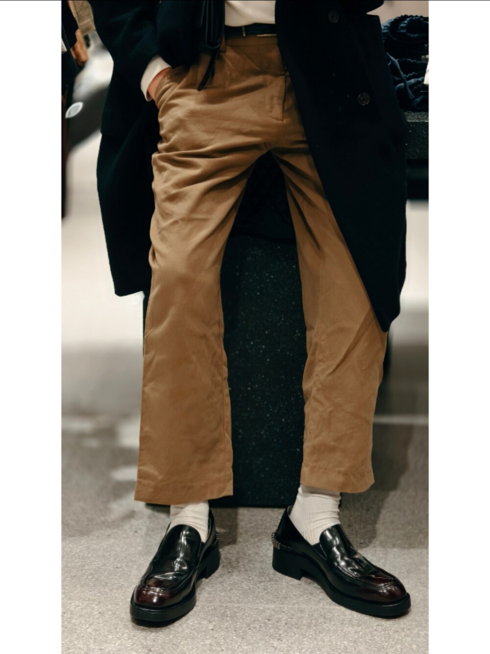 ブラック系のローファーを着用したメンズの冬コーディネートの2枚目の写真