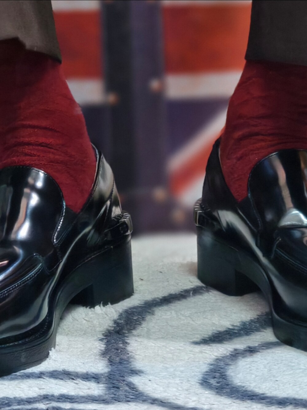 ブラック系のローファーを着用したメンズの冬コーディネートの2枚目の写真