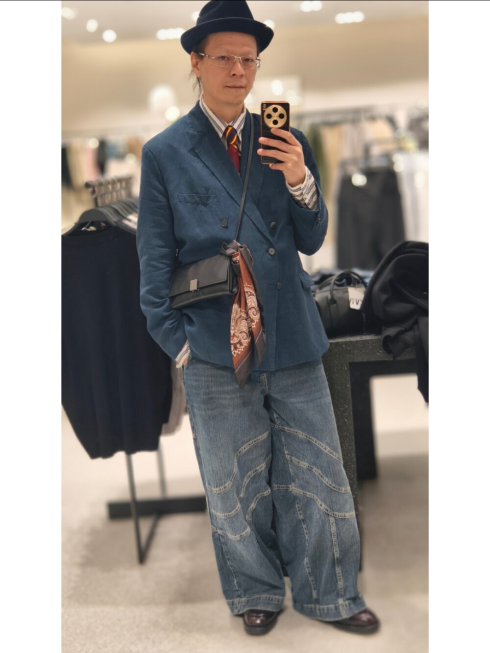 ブルー系のデニムパンツを着用したメンズの春コーディネートの2枚目の写真