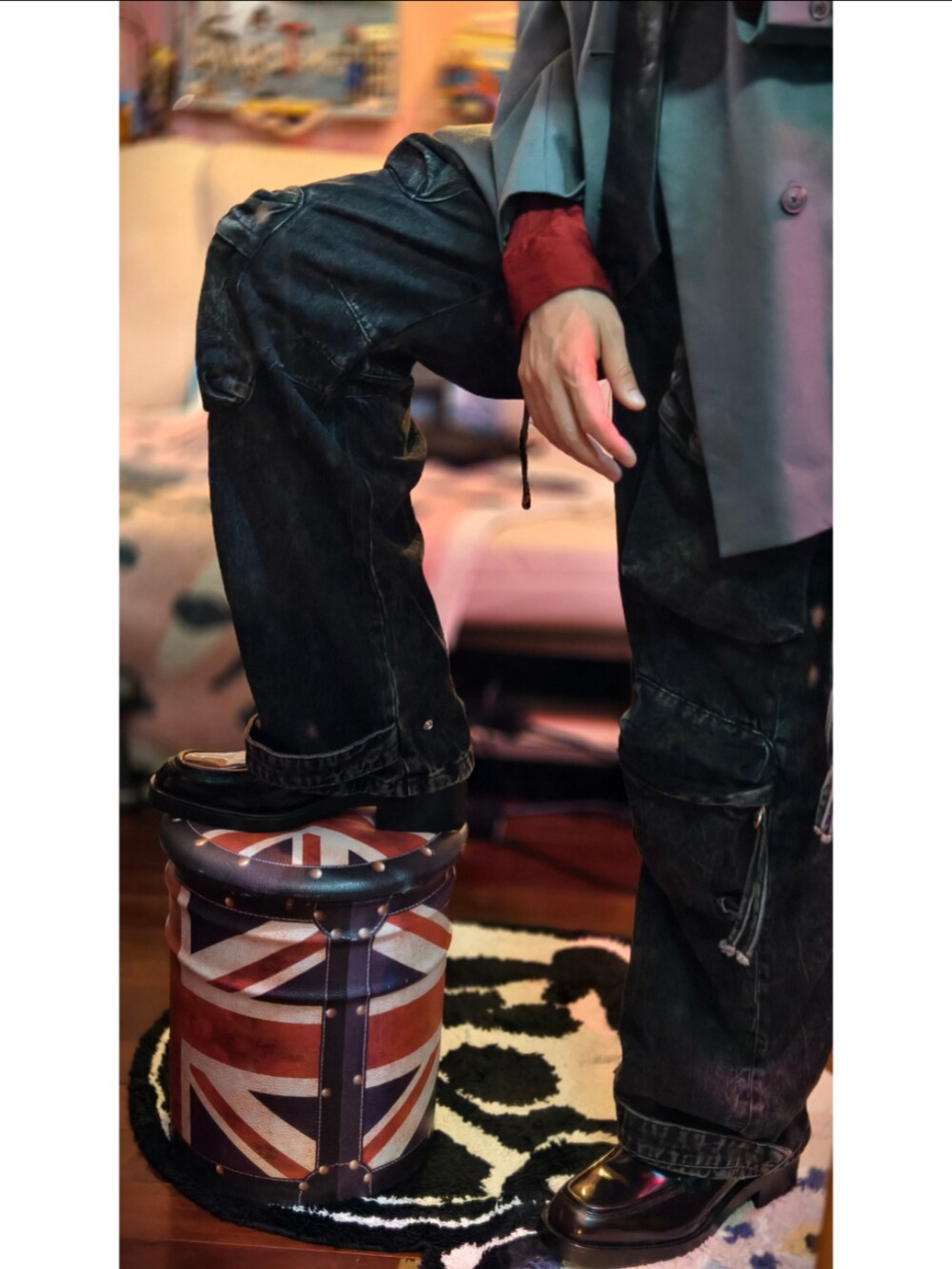 ブラック系のデニムパンツを着用したメンズの冬コーディネートの4枚目の写真