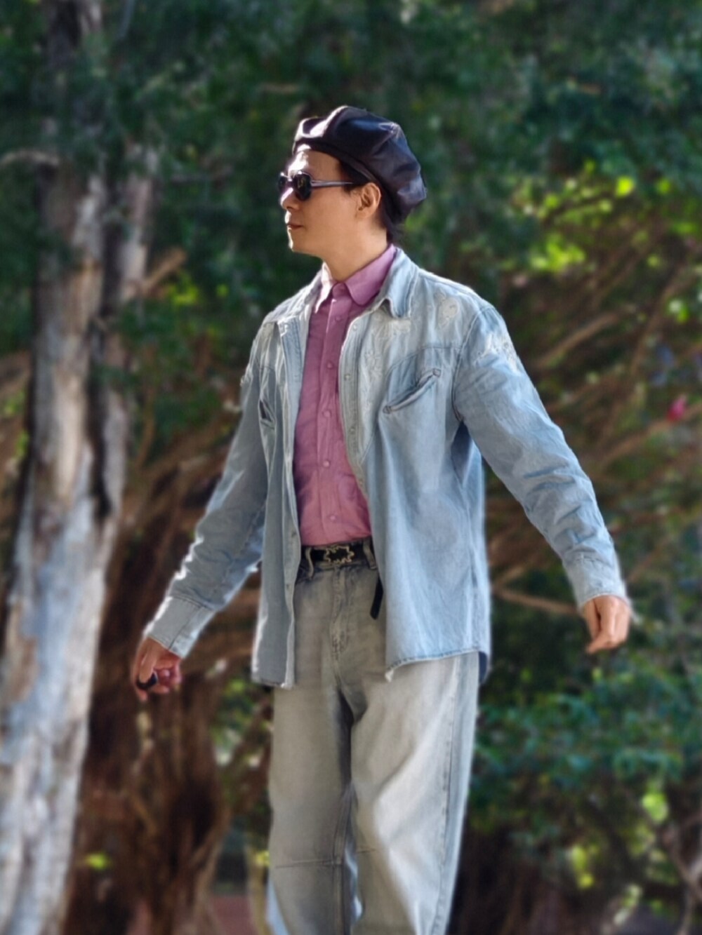 ブルー系のシャツ/ブラウスを着用したメンズの冬コーディネートの3枚目の写真