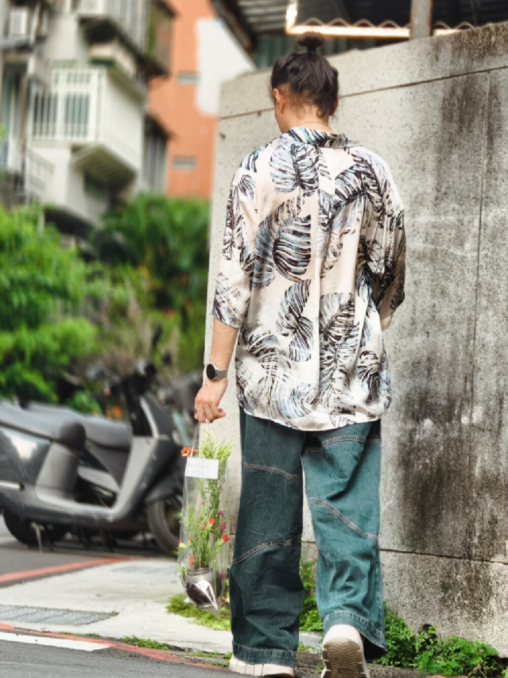 ホワイト系のシャツ/ブラウスを着用したメンズの春コーディネートの5枚目の写真