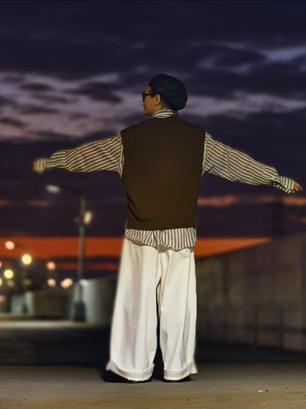 ホワイト系のデニムパンツを着用したメンズの冬コーディネートの3枚目の写真