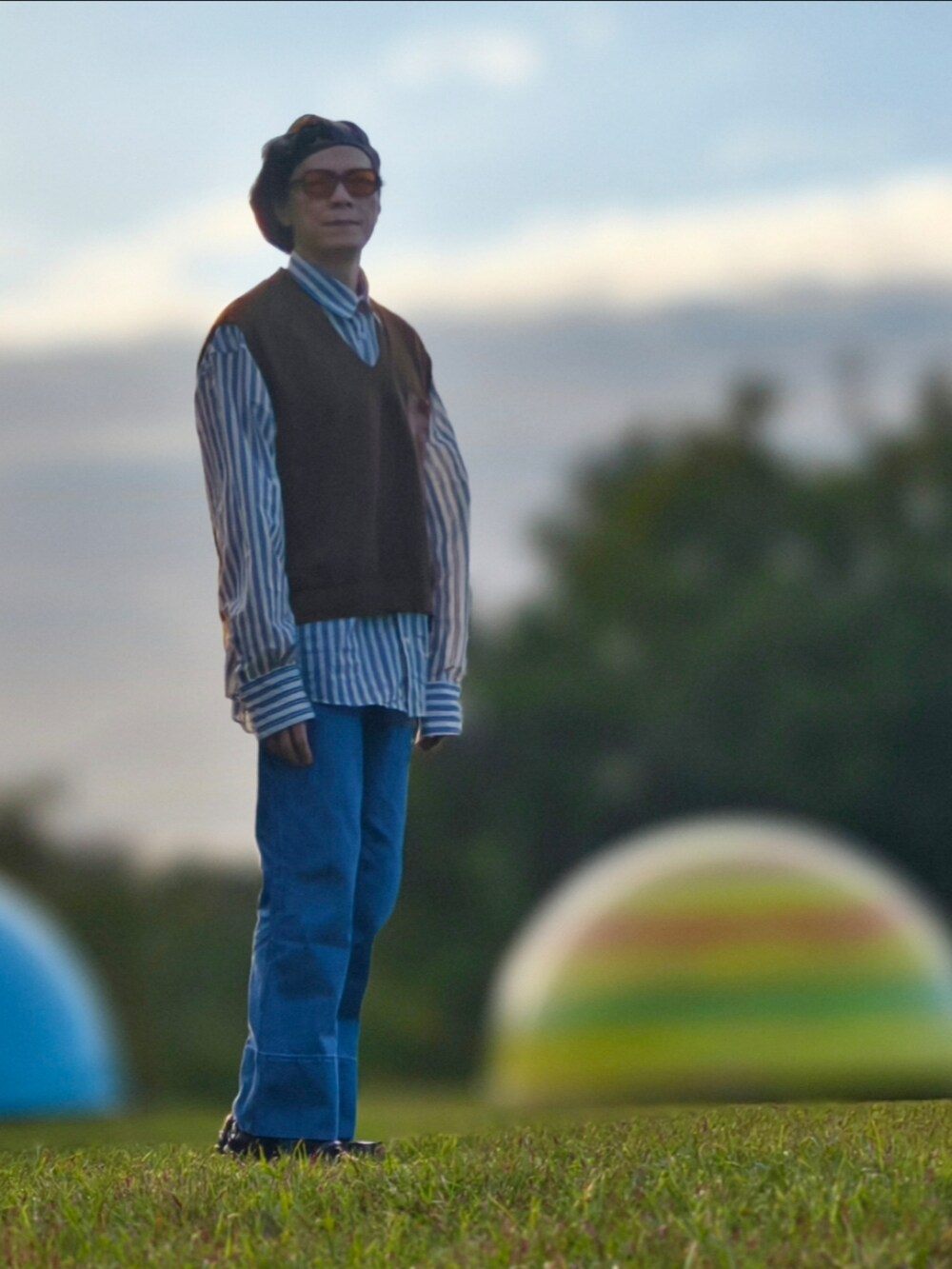 ブラウン系のニット/セーターを着用したメンズの冬コーディネートの2枚目の写真