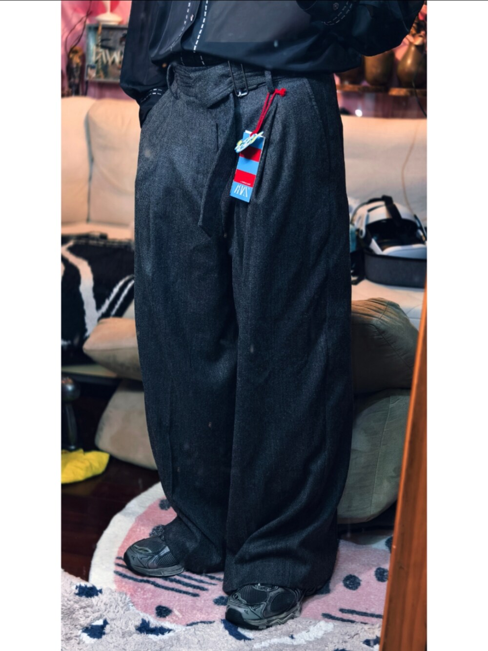 ブラック系のシャツ/ブラウスを着用したメンズの秋コーディネートの3枚目の写真