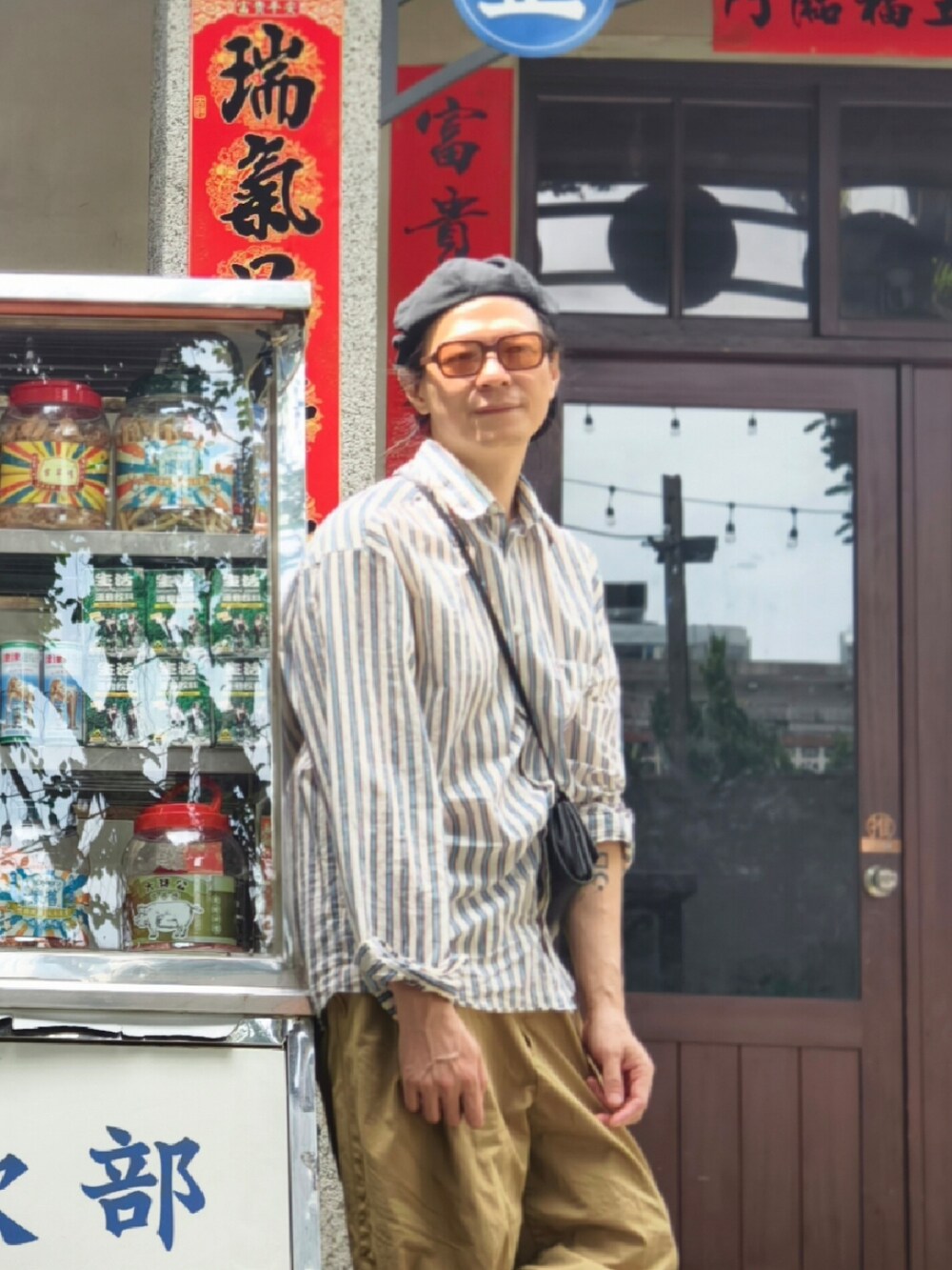 ブラック系のショルダーバッグを着用したメンズの春コーディネートの4枚目の写真