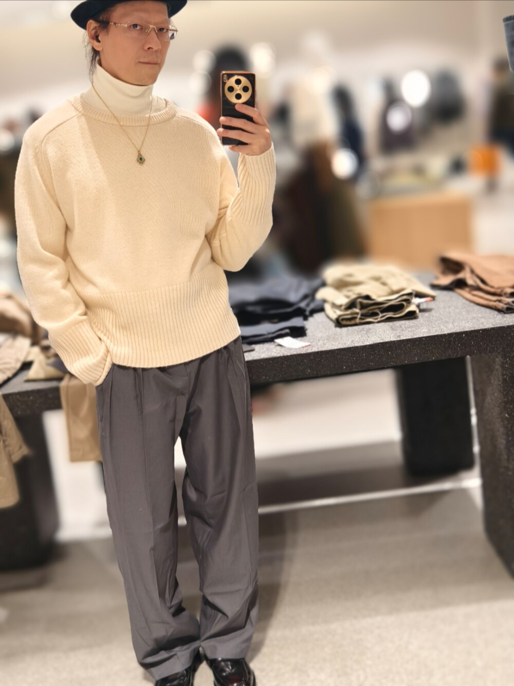 ベージュ系のニット/セーターを着用したメンズの冬コーディネートの3枚目の写真