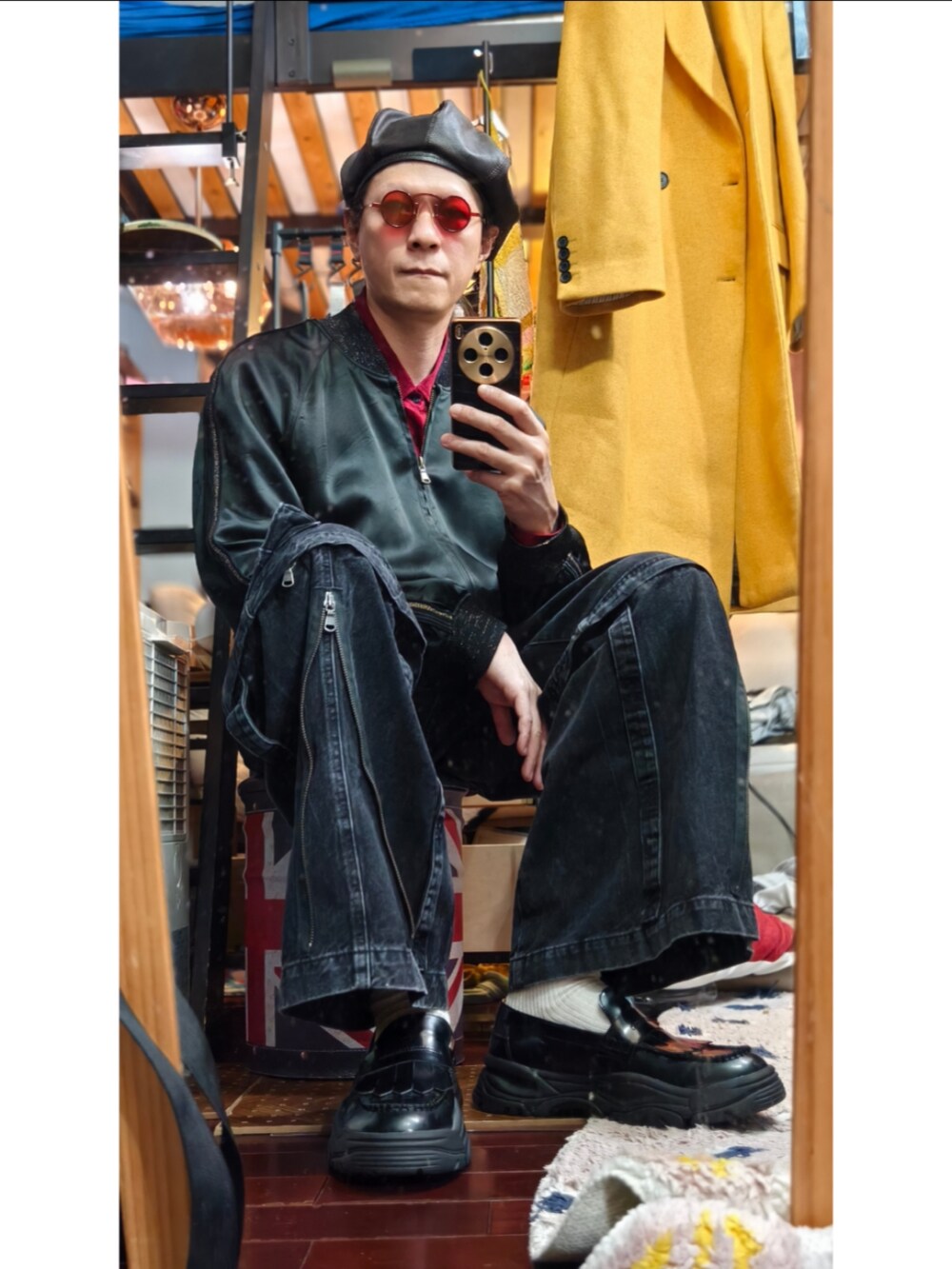 ブラック系のデニムパンツを着用したメンズの冬コーディネートの2枚目の写真