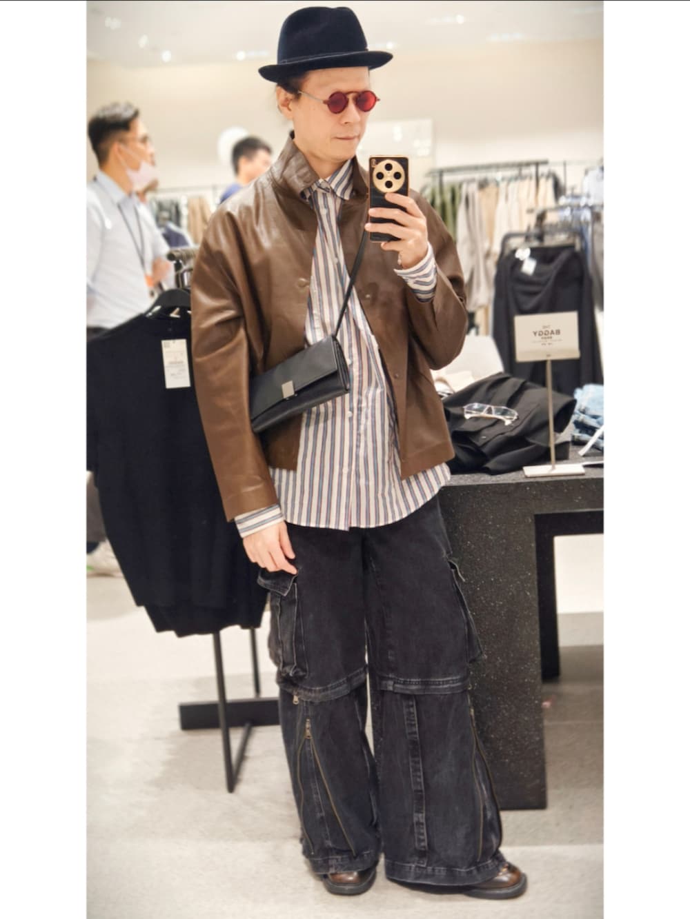 ブラウン系のノーカラージャケットを着用したメンズの春コーディネートの4枚目の写真