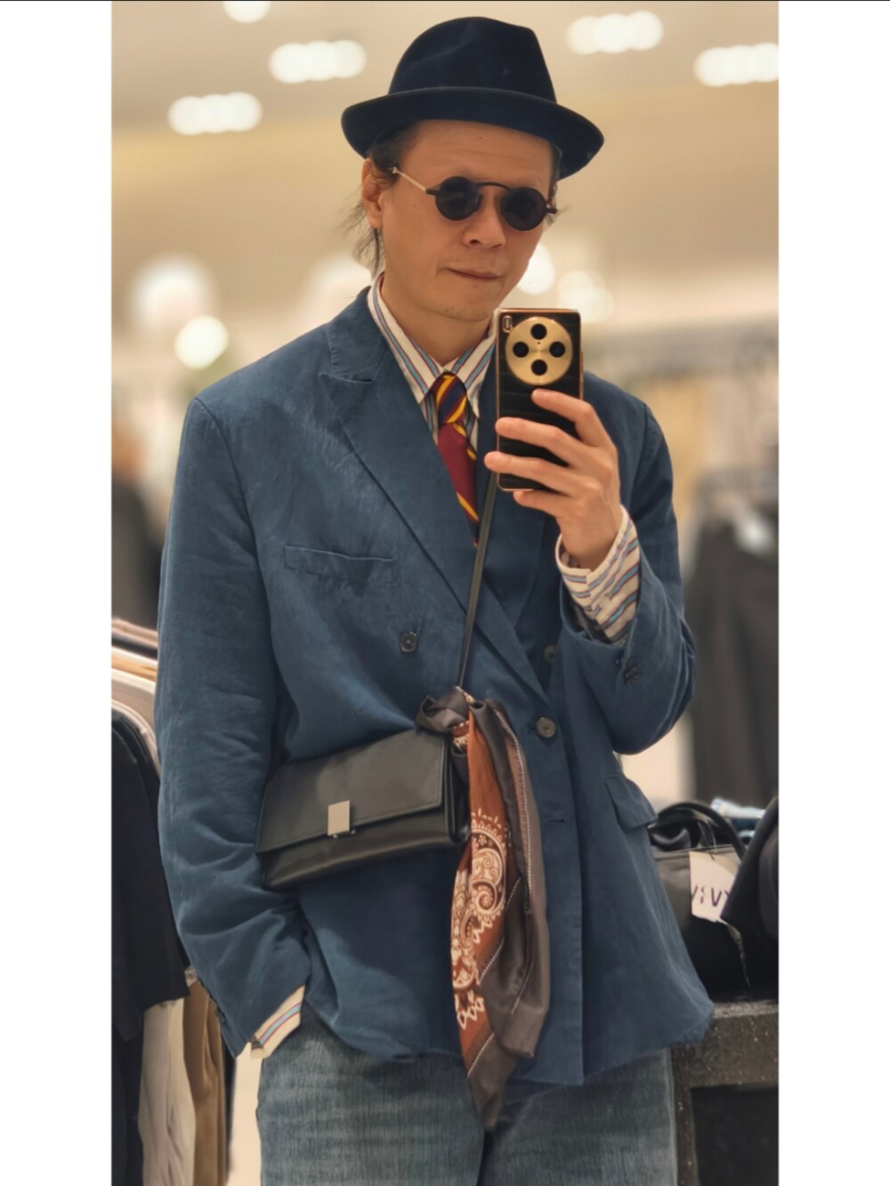 ブルー系のデニムパンツを着用したメンズの春コーディネートの3枚目の写真