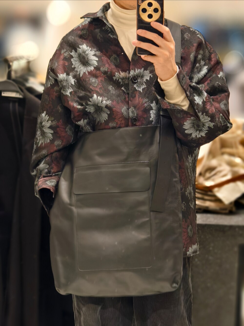 ブラック系のショルダーバッグを着用したメンズの冬コーディネートの2枚目の写真