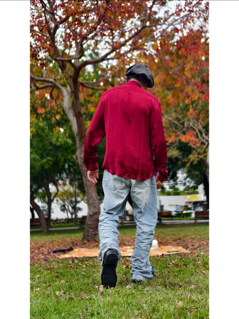 レッド系のシャツ/ブラウスを着用したメンズの冬コーディネートの2枚目の写真