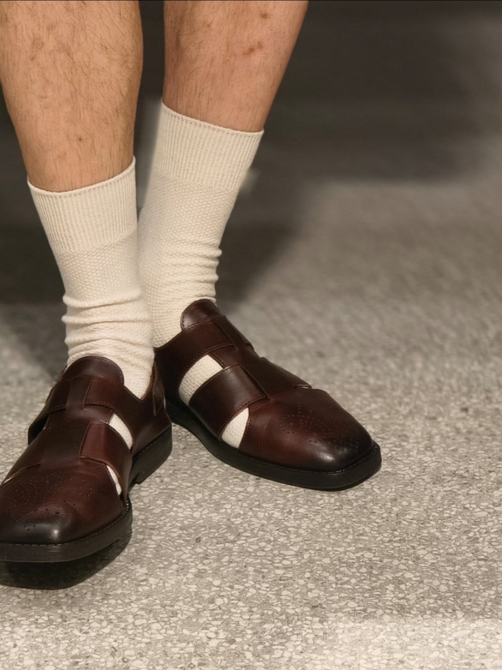 レッド系のシャツ/ブラウスを着用したメンズの夏コーディネートの4枚目の写真