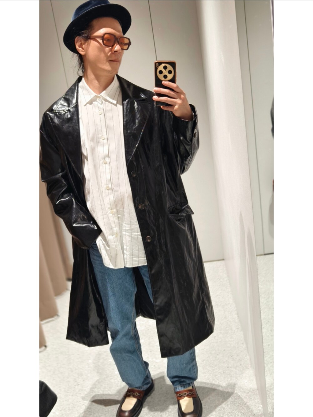 ブラック系のピーコートを着用したメンズの冬コーディネートの2枚目の写真