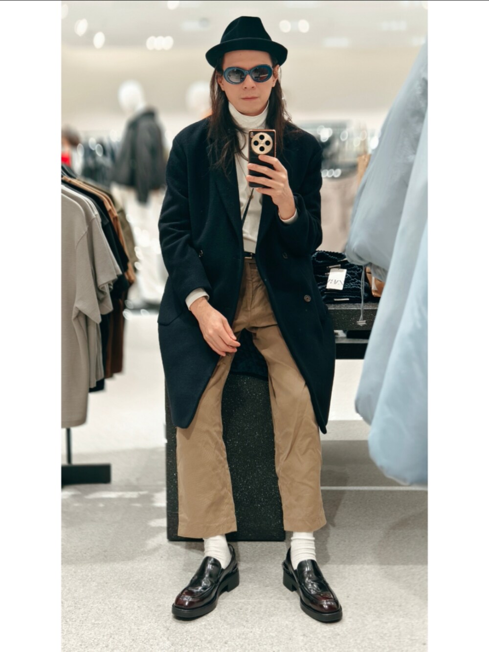 ブラック系のローファーを着用したメンズの冬コーディネートの5枚目の写真