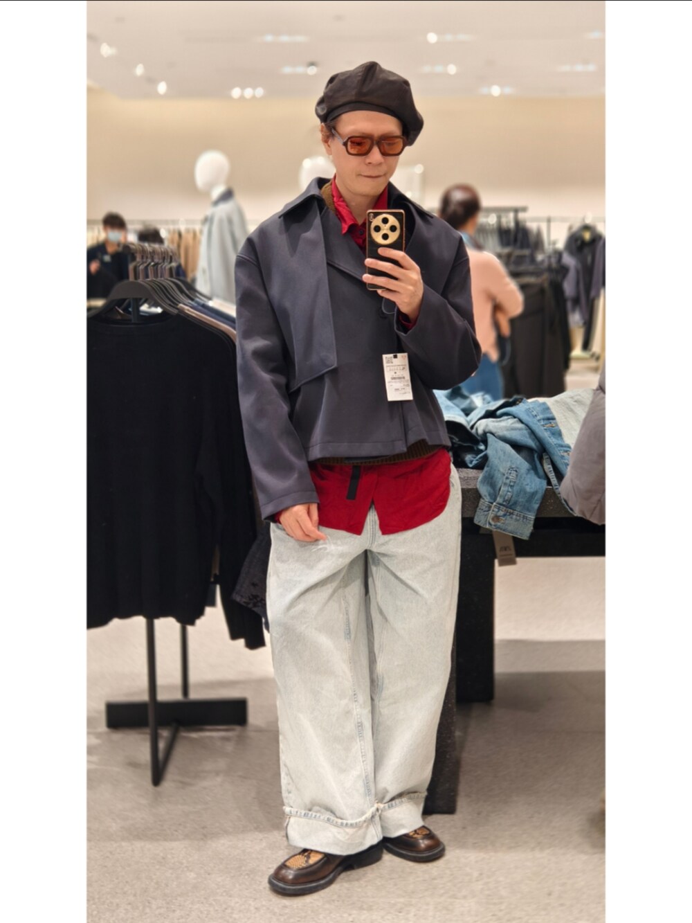 グレー系のジャケット/アウターを着用したメンズの冬コーディネートの3枚目の写真