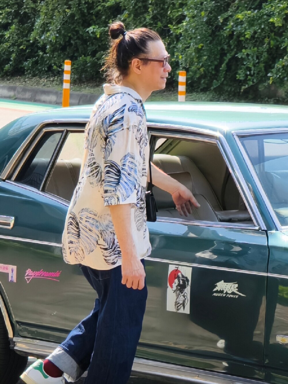 ホワイト系のシャツ/ブラウスを着用したメンズの春コーディネートの2枚目の写真