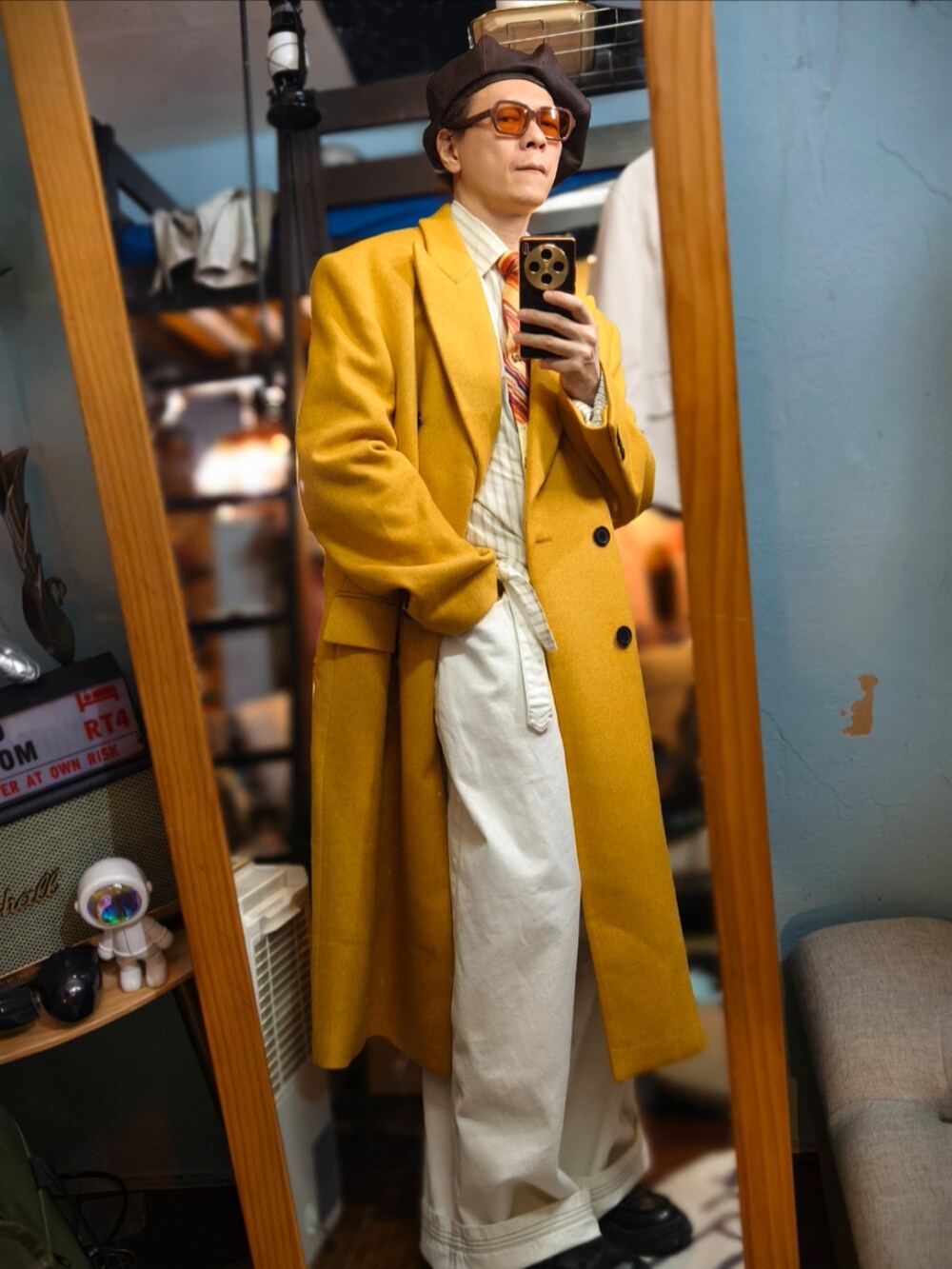 イエロー系のダッフルコートを着用したメンズの冬コーディネートの2枚目の写真