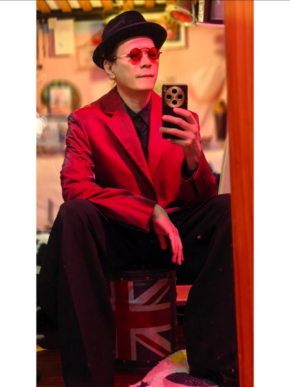 ブラック系のチノパンツを着用したメンズの冬コーディネートの2枚目の写真